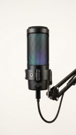 Microphone à condensateur USB avec éclairage RGB et bras articulé sur support de bureau